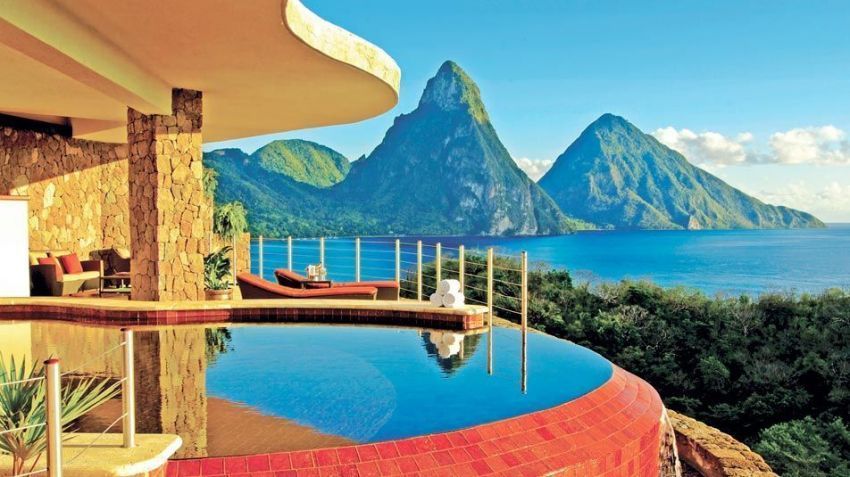 Gunung Piti dan Gros Piton yang terlihat dari resor