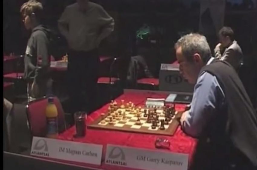 Magnus meninggalkan Kasparov yang memikirkan langkahnya