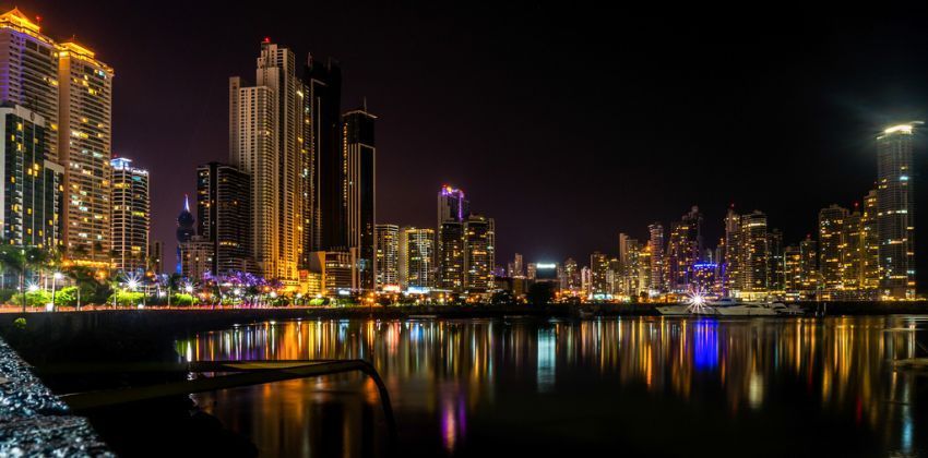 Panama saat malam