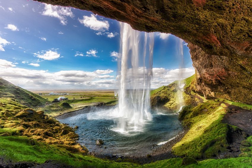 pemandangan dari balik air terjun
