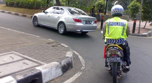 Selain bikin orang kesal, gak nyalain lampu sinyal itu melanggar aturan