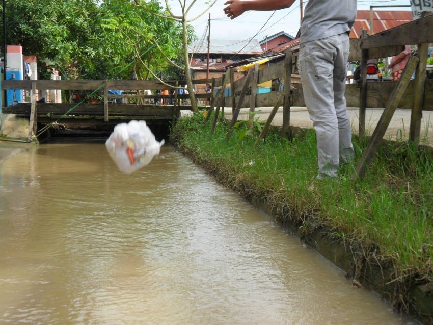 Udah buang sembarangan, di sungai lagi