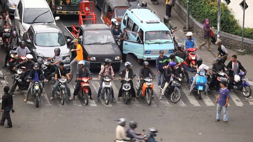 Tempat Pejalan Kaki Menyebrang
