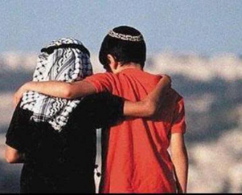 Dunia Ini Milik Kita (Dan Milik Orang Lain Juga) 9 Seorang bocah Israel dan Palestina bergandengan
