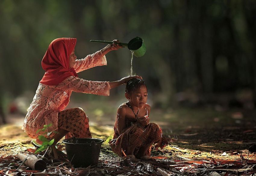 Ibu memandikan anaknya