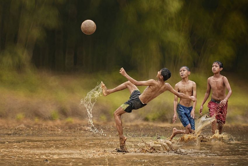 Bermain sepakbola di sawah