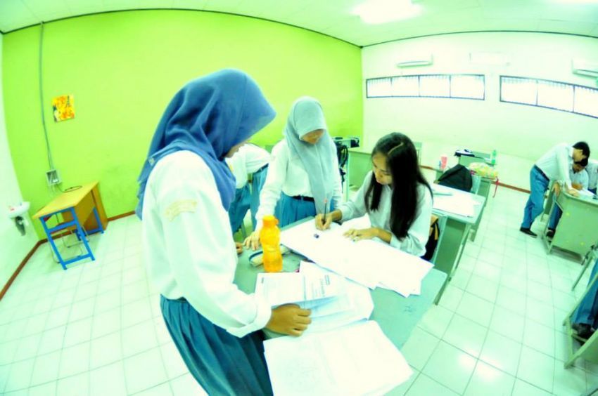 Yang anak IPA, belajar rumus fisika, kimia dulu