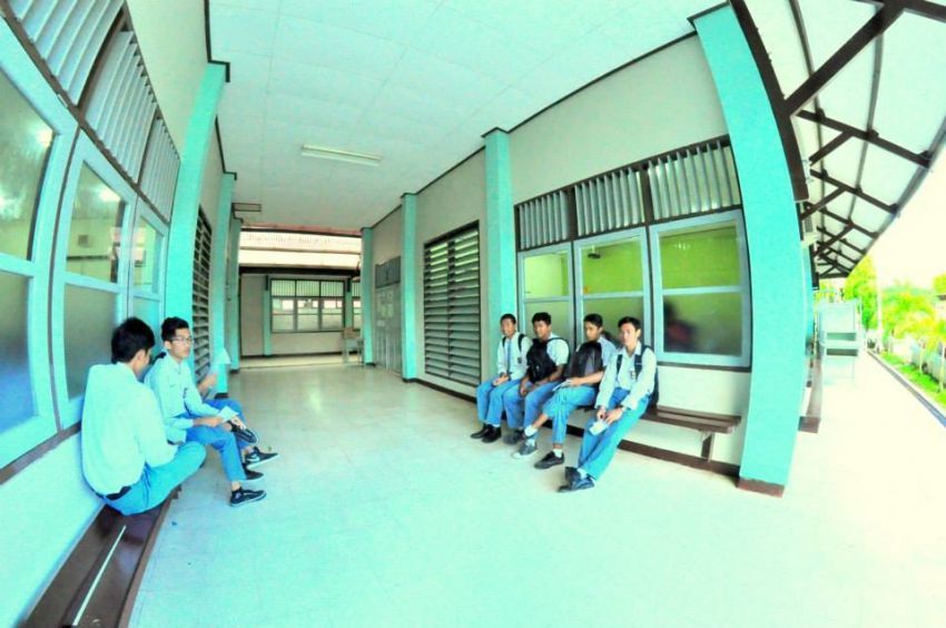 Pojok depan kelas, tongkrongan siapa?