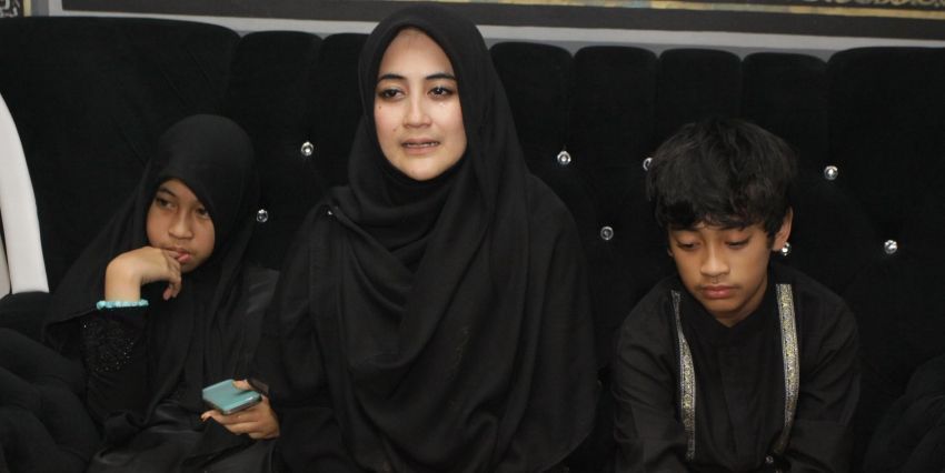 Ummi Pipik dan putra-putrinya saja kuat. Kamu juga harus kuat dong!