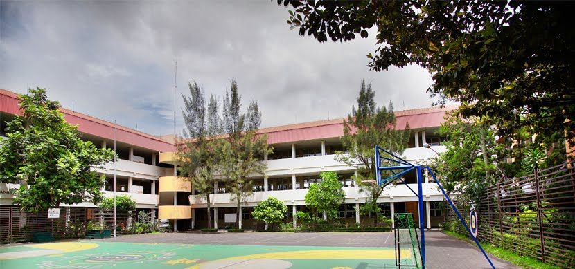 Jalan sendirian di tengah lapangan