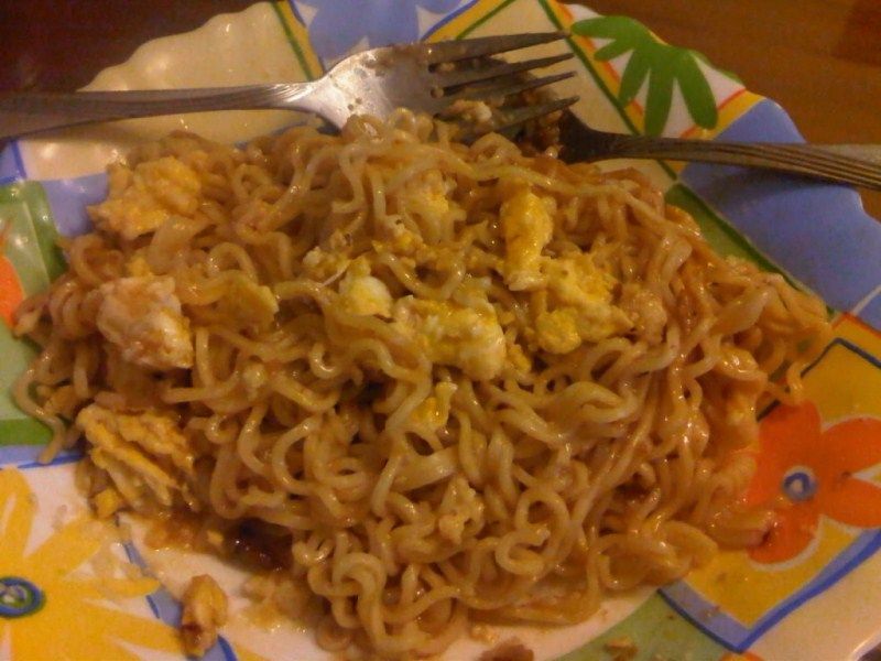 makan mi goreng di tempat dugem