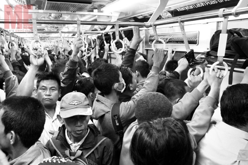 Macet dan transportasi sesak di jam 5 sore sudah tidak asing lagi untukmu