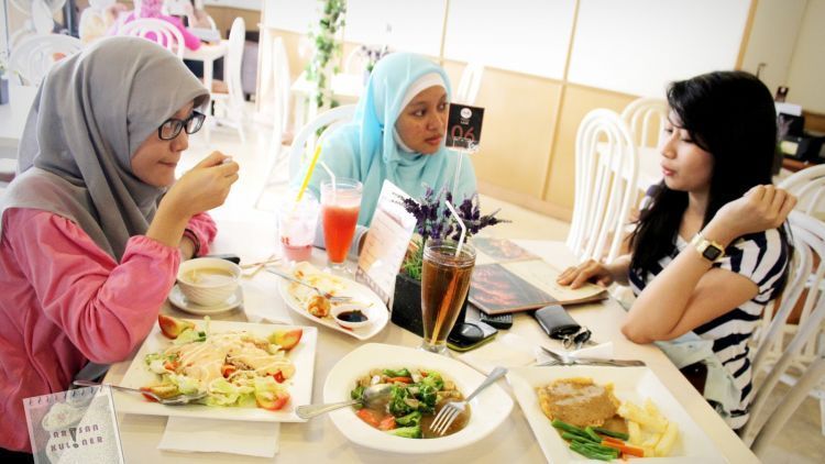 Risiko Kamu Lepas Jilbab, Dari Bikin Kecewa Sampai Dianggap Gangguan Jiwa