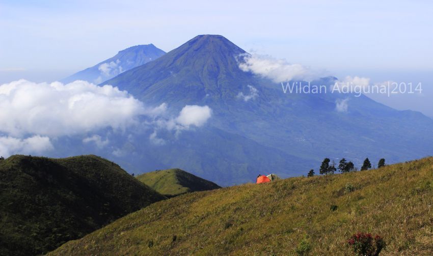 Pemandangan dari puncak Gunung Prau.