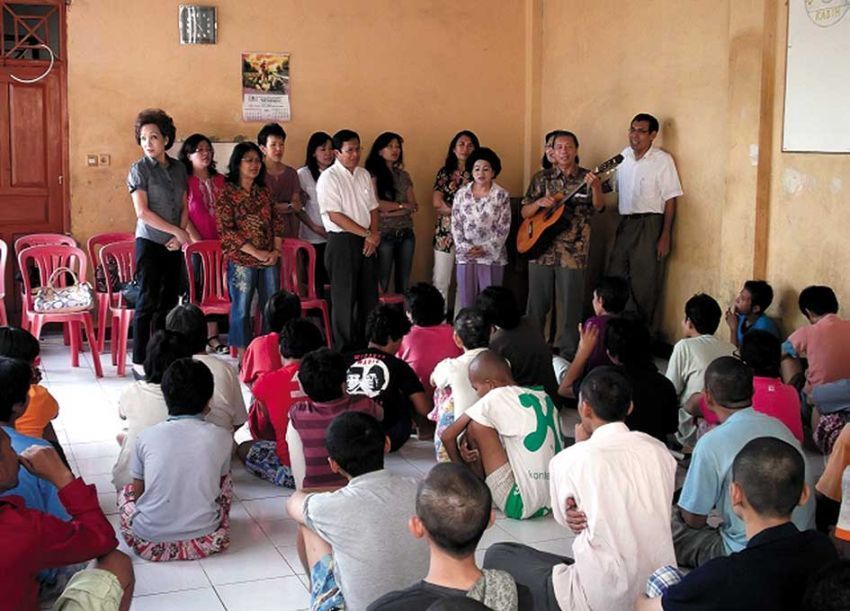 Gereja Kristen Indonesia - Pondok Indah mengunjungi Yayasan Doa Embun Kasih
