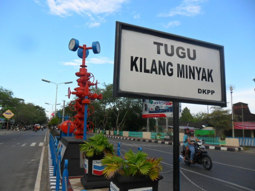 Gak ada yang niat bikin tugu pakai mukamu yang juga berminyak ya?