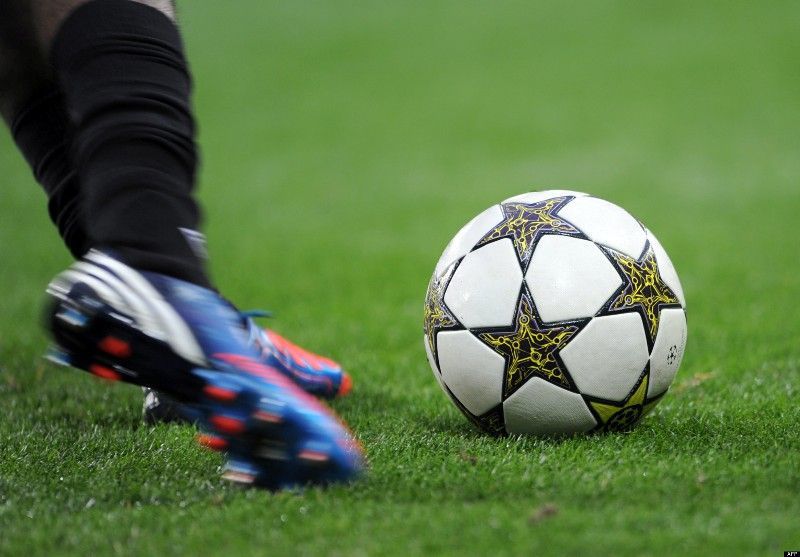 pasti bakal ngomongin bola