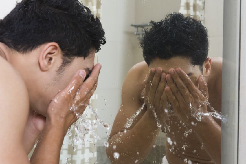 Cara Menjadi Ganteng dengan mencuci muka dengan benar