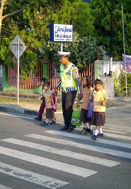 Menyeberang dengan benar.