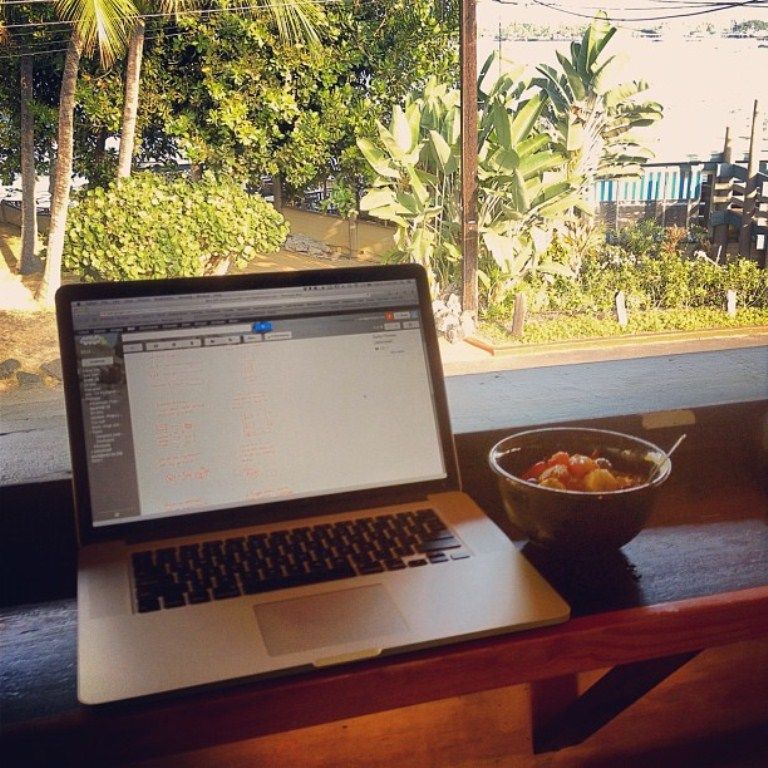 Kerjain di cafe atau taman