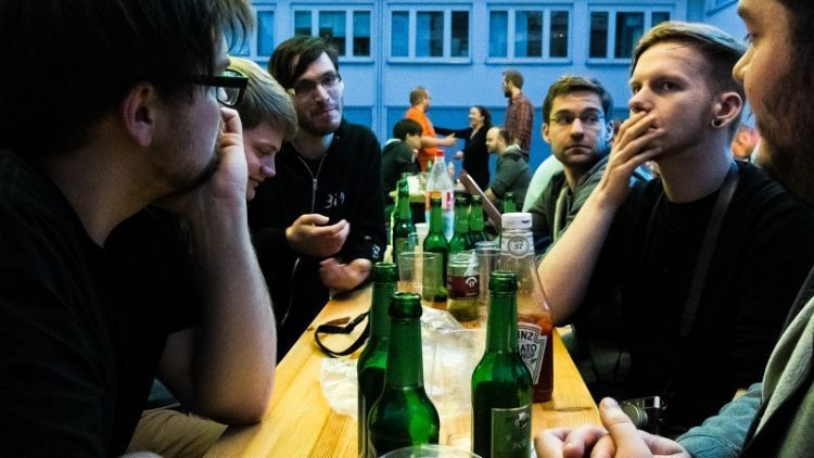 Begini Nih Pendapat Pembaca Soal Orang yang Minum Alkohol!