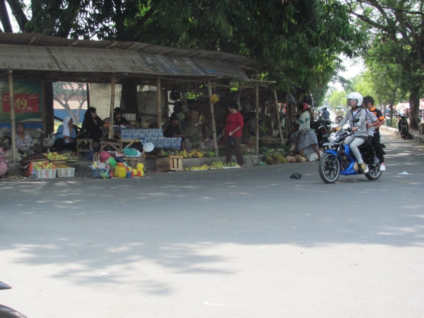 Dagang di trotoar
