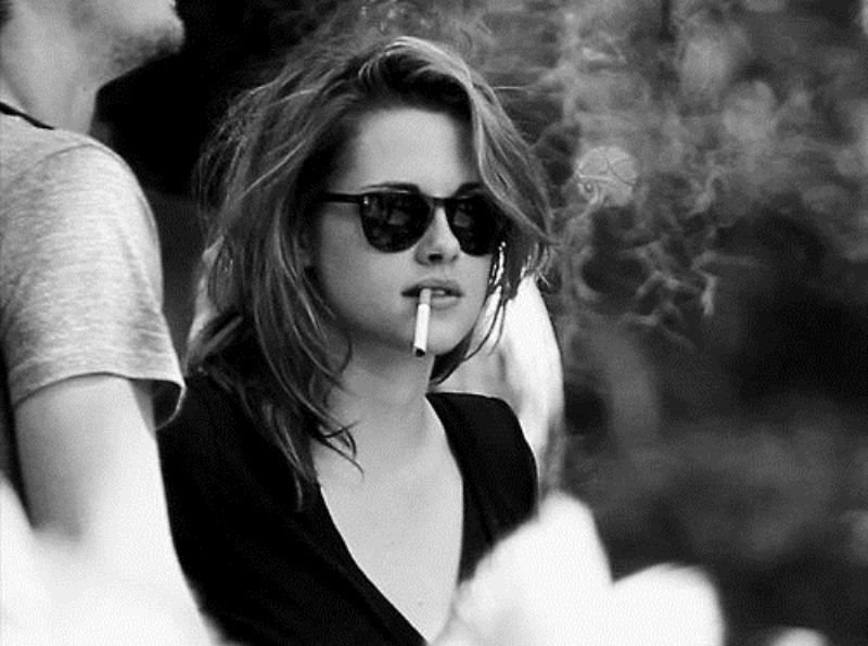 Kristen Stewart seorang perokok. Apakah dia terlihat liar dan nakal?