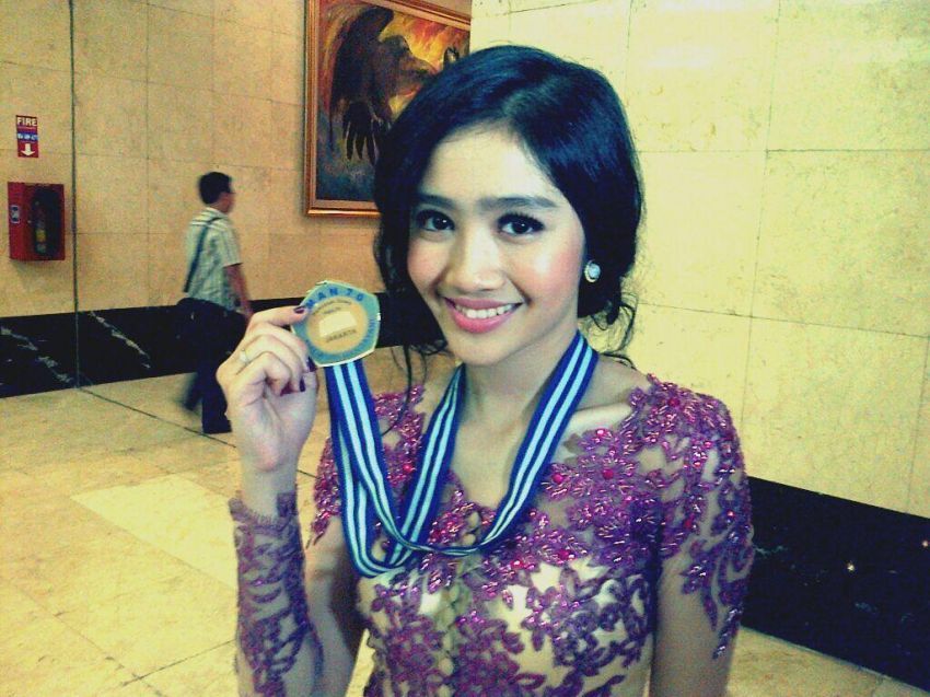 Mendampinginya lulus SMA