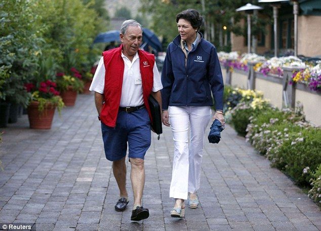 Michael Bloomberg engan sepatu andalannya