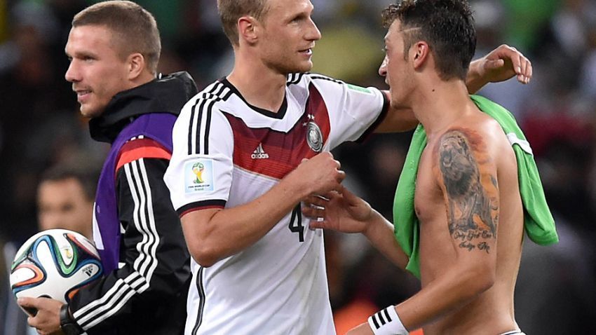 Ozil tatoan loh...