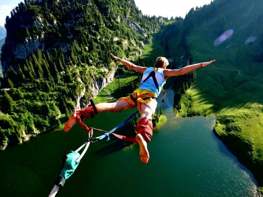 Bungee jumping 