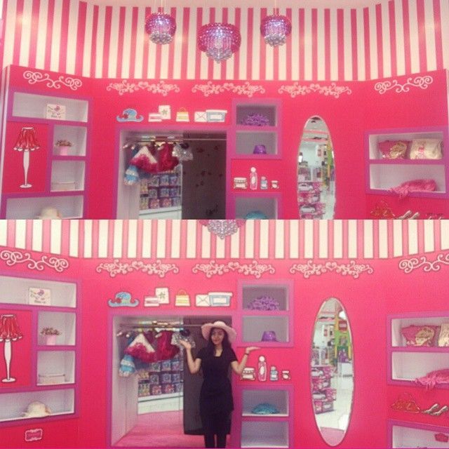 punya rumah berisi koleksi barbie