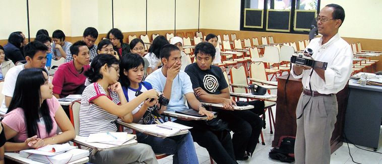 Berkomunikasi itu bukan cuma dengan berkoar-koar di depan publik