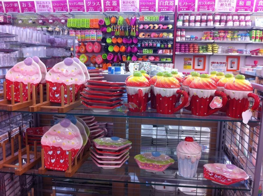 Hyakuen shop, tempat berburu oleh-oleh