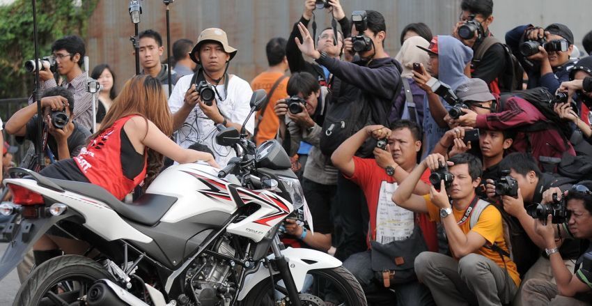 Bayar model patungan buat difoto rame-rame