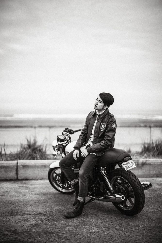 Hobi mz merunung di atas motor dik