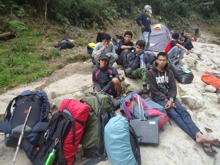 Semua isi carrier adalah makanan
