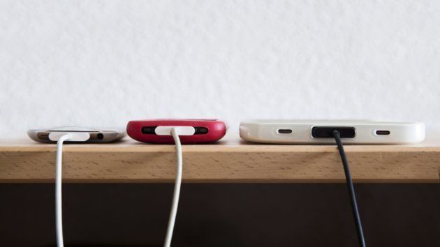 Supaya Baterai Smartphone-mu Nggak Cepat Habis, Terapkan 8 Cara Ini Segera! 23 Charge di atas meja atau buku