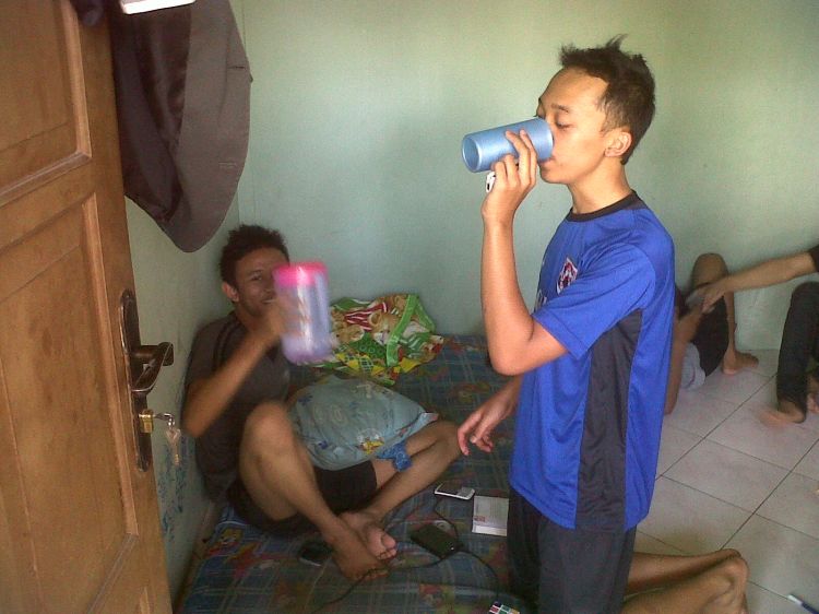 Panduan Hidup Untuk Anak Kost Biar Bisa Bertahan Sampai Akhir Bulan 51 Minum teruss
