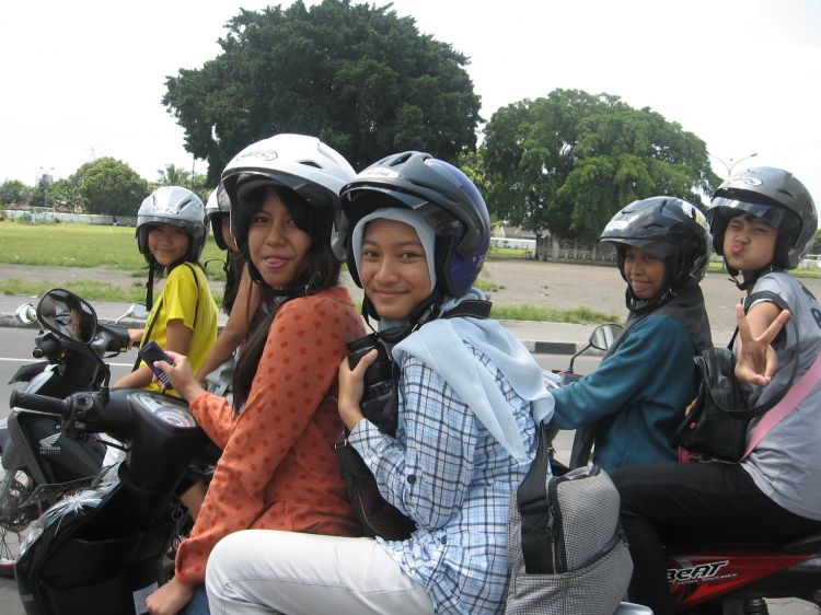 Panduan Hidup Untuk Anak Kost Biar Bisa Bertahan Sampai Akhir Bulan 58 nebeng itu gak dosa kok