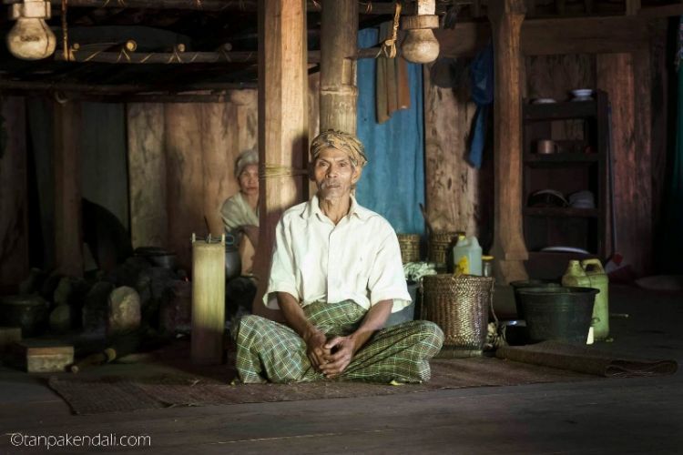 Pak Rofinus yang menyambut kami di Mbaru Tembong(rumah utama)