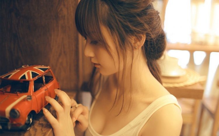 asian-girl-toy-car-uk-flag-mood-hd-wallpaper (1)