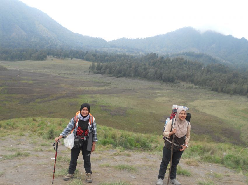 Gunakan trekking pole untuk membantu keseimbangan