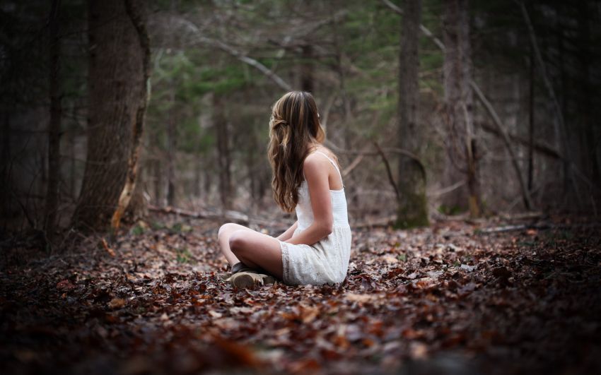 girl_girls_mood_bokeh_brunette_brunettes_leaves_woods_forest_1920x1200