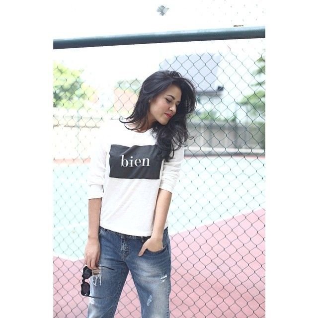 Raisa. Kaos oblong dan jeans justru jadi gaya yang paling cowok suka.