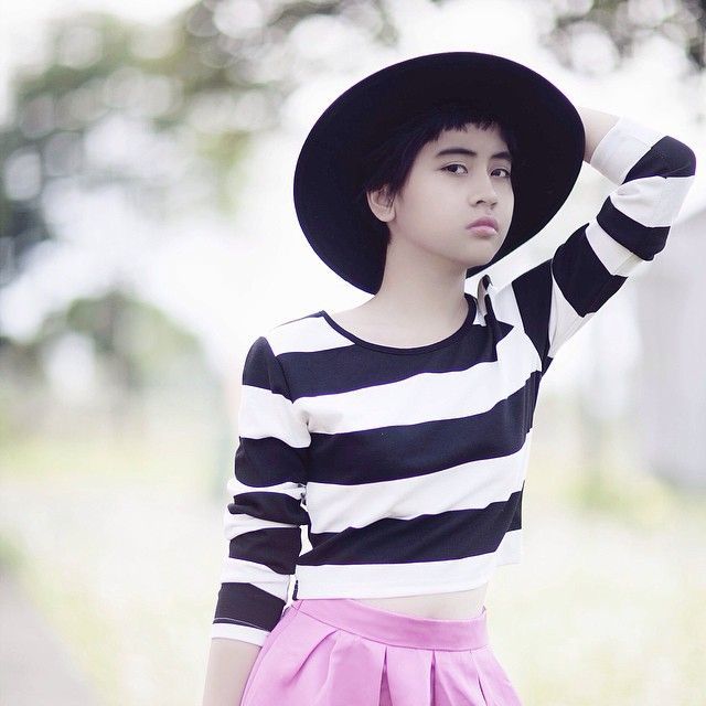 Dengan cropped top dan full skirt, Evita Nuh tahu apa yang pas untuk remaja usia 15 tahun.