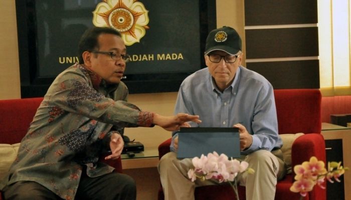 Bill Gates mendengar pengarahan Rektor UGM