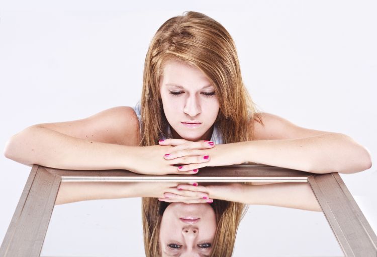 Belum Berhasil Memotivasi Diri Sendiri Selama Ini? Mungkin Ini Alasannya! 21 young woman looking into a mirror