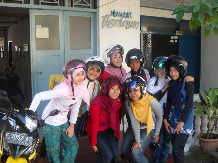 rela deh nganterin temen