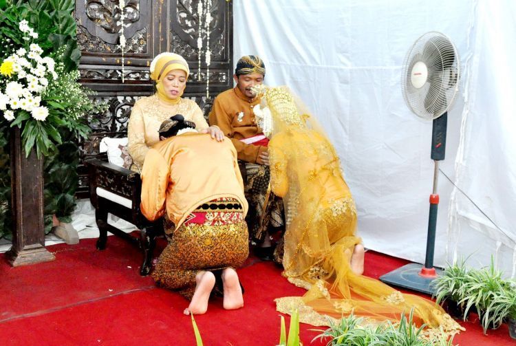 Pak, Bu minta izin menikah ya...